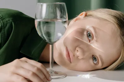 vrouw met een glas water